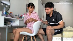 สาวตัวเล็กหีฟิตโดนแฟนควยใหญ่ซอยรัวแตกคาหีบนเก้าอี้ห้องนั่งเล่น ครางลั่นเสียวจนตัวสั่น