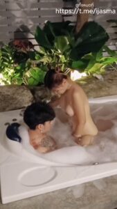 สาวม.ปลายนมเด้งโดนหนุ่มเรียกเย็ดสดในอ่าง ซอยหีโครตแรง น้ำแตกในคาหีเสียวๆ