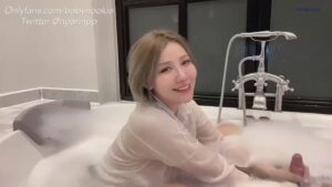คลิปหลุด Babynookie สาวอวบหีแฉะ โดนแฟนซอยหีโหดในห้องน้ำ แตกคาหีเน้นๆ ดังลั่น
