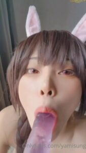 คลิปหลุด Onlyfans น้องยามิ ผิวขาวเนียน ซอยหีกับควยปลอมยักษ์ใหญ่ น้ำเงี่ยนพุ่งกระฉูดเต็มที่นอน