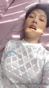 น้องอะตอมซอยหีด้วยดิลโด้ยาวใหญ่ หีเนียนฟิตดูดควยแน่นครางลั่น
