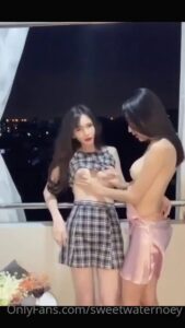 สาวเลสไทยคู่หีใหญ่ นมยักษ์เย็ดกันกลางแจ้ง ครางเสียวลั่นซอยหีไม่ยั้ง